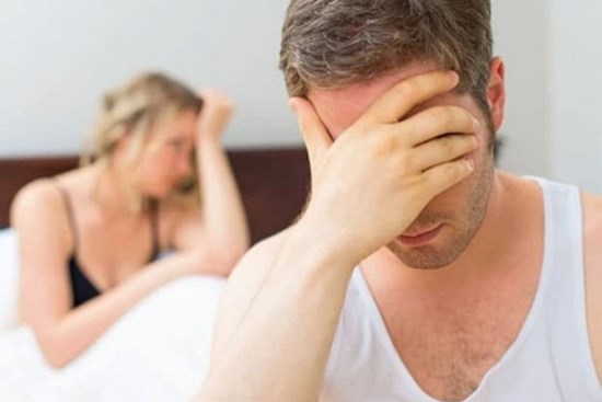 Vợ thản nhiên ngồi chơi đùa với đám thanh niên, để mặc mẹ chồng dưới bếp với 5 mâm bát đĩa và cái kết gây sốc