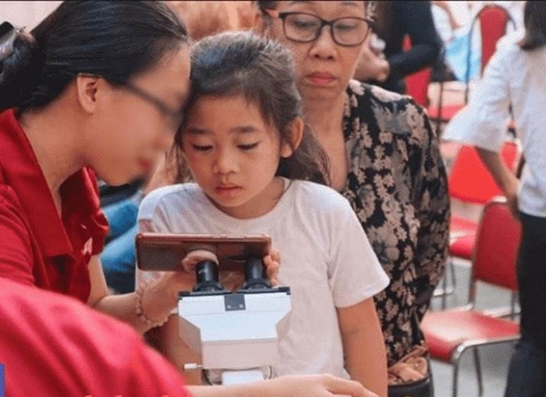 Rộ hình ảnh con gái Mai Phương rạng rỡ, xinh xắn như tiểu công chúa, bà nội đồng hành trong lễ bế giảng-1