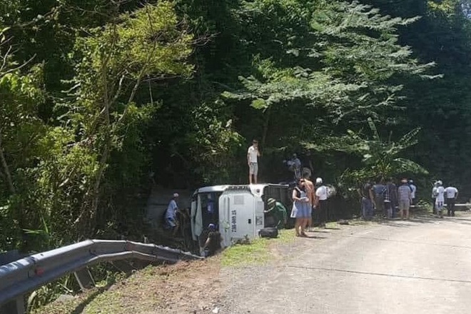 Xe du lịch lật xuống rãnh, ít nhất 13 người chết-1