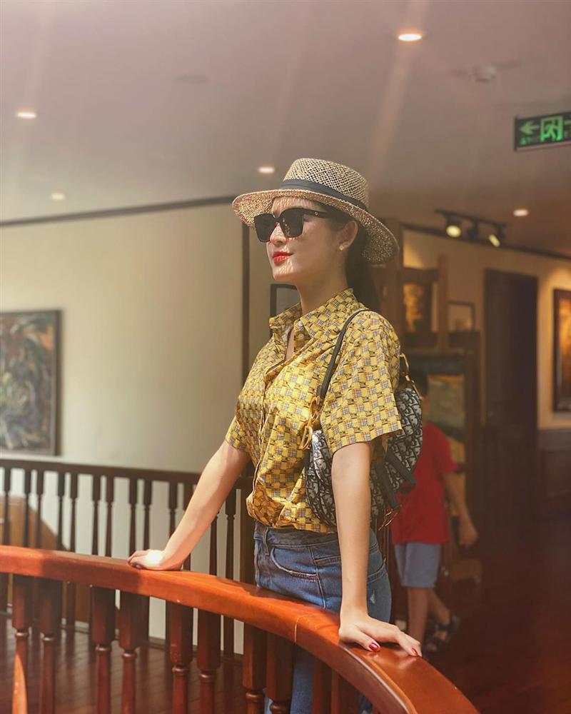 Xem ảnh du lịch của Á hậu Huyền My, các chị em cũng học được bao cách lên đồ xinh lung linh mà vali vẫn gọn nhẹ-9