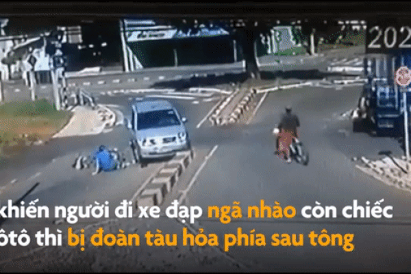 Ôtô bị tàu hỏa tông sau khi va chạm với xe đạp