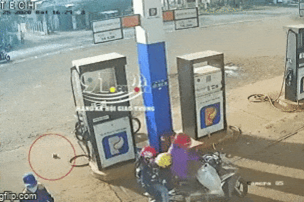 Clip: Màn vượt cẩu thả của 2 xe máy và cảnh tượng kinh hoàng phía sau người cầm lái-2