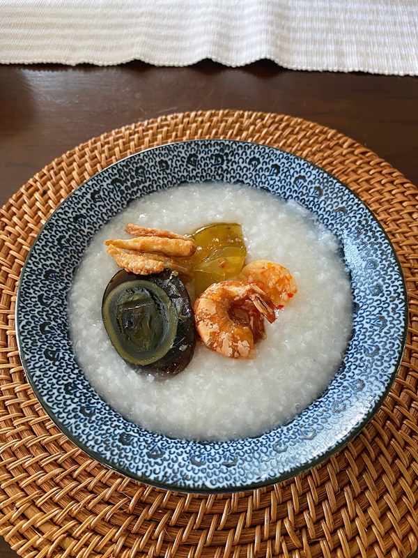 Tăng Thanh Hà nấu cháo trắng lá dứa topping đầy đủ, ông xã Louis Nguyễn làm hành động này đủ biết ngon thế nào-4