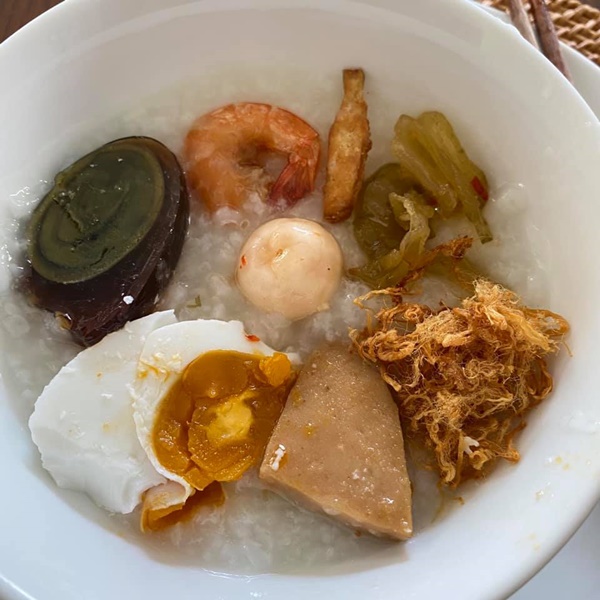 Tăng Thanh Hà nấu cháo trắng lá dứa topping đầy đủ, ông xã Louis Nguyễn làm hành động này đủ biết ngon thế nào-5