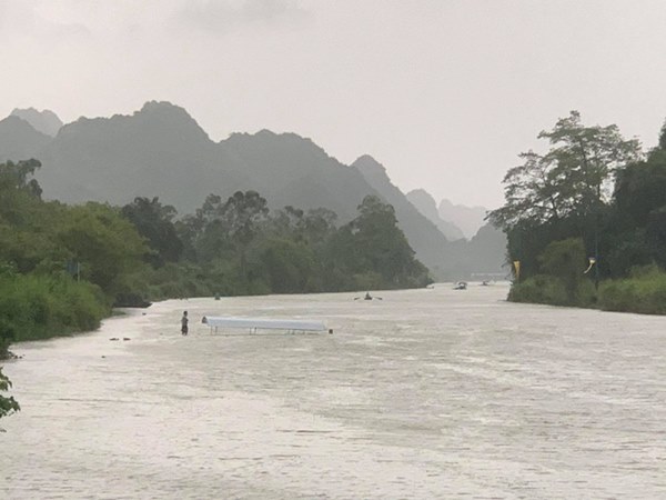 Hà Nội: Cơn giông bất ngờ làm lật thuyền chở 4 người thăm chùa Hương trên suối Yến-1