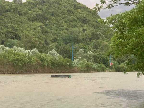 Hà Nội: Cơn giông bất ngờ làm lật thuyền chở 4 người thăm chùa Hương trên suối Yến-2