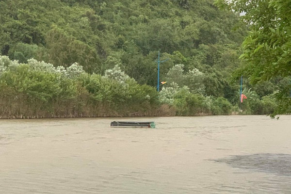 NÓNG: Chìm ca nô chở 36 khách du lịch ở Hội An, vớt được 30 người, 10 người đã tử vong-11