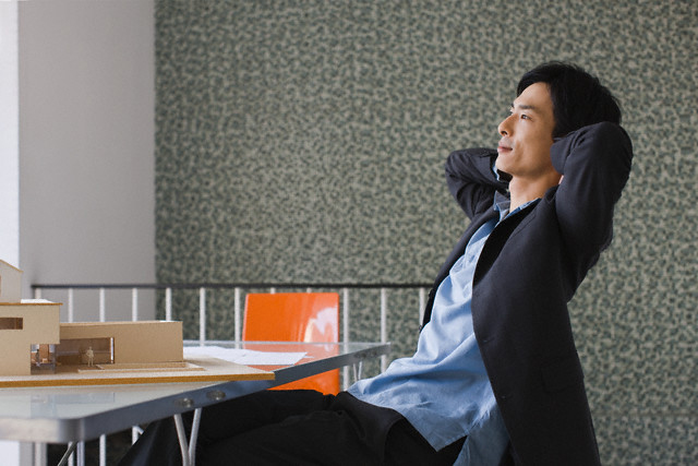 Bị ép lấy cô vợ kém sắc, chồng chán nản chẳng buồn mua nhẫn cưới, 5 năm sau chính anh phải năn nỉ để tặng vợ chiếc nhẫn kim cương đắt đỏ-1