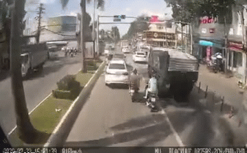 Clip: Màn vượt cẩu thả của 2 xe máy và cảnh tượng kinh hoàng phía sau người cầm lái-1