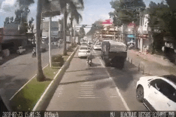 Clip: Màn vượt cẩu thả của 2 xe máy và cảnh tượng kinh hoàng phía sau người cầm lái