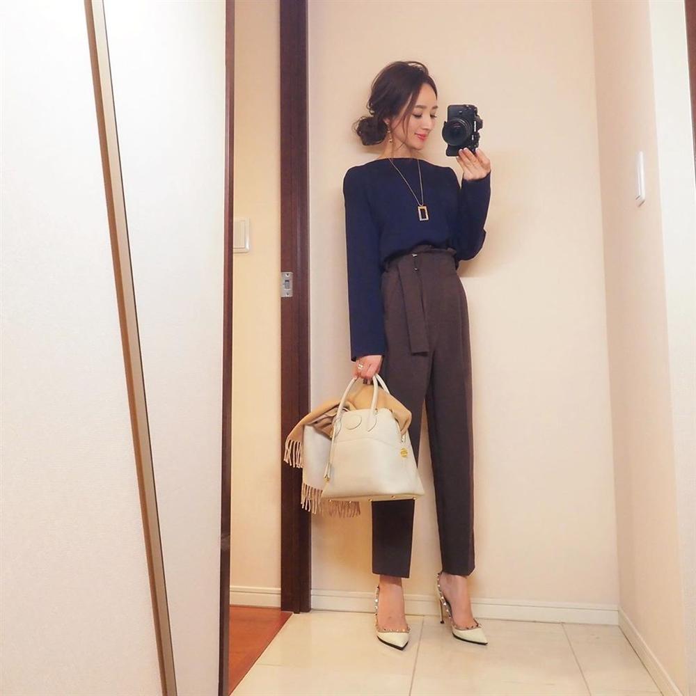 Nàng công sở Nhật rất giàu sang nhưng chỉ sắm đi sắm lại kiểu giày này bởi khả năng hack dáng quá ư ảo diệu-1