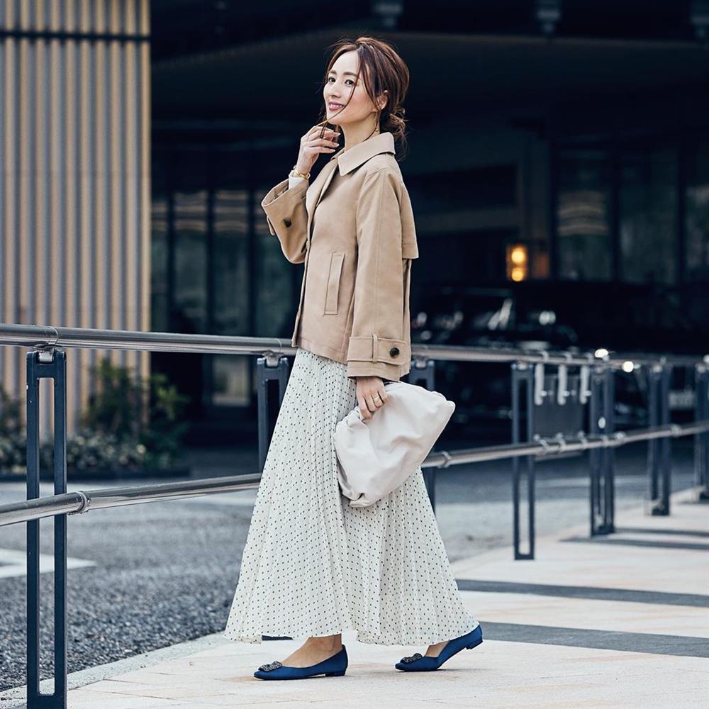 Nàng công sở Nhật rất giàu sang nhưng chỉ sắm đi sắm lại kiểu giày này bởi khả năng hack dáng quá ư ảo diệu-9