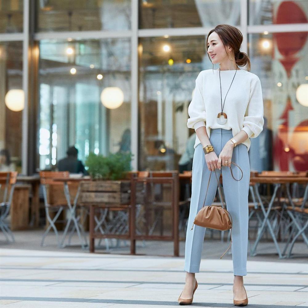 Nàng công sở Nhật rất giàu sang nhưng chỉ sắm đi sắm lại kiểu giày này bởi khả năng hack dáng quá ư ảo diệu-15