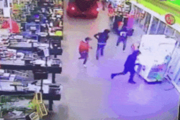 Nhóm trộm lao ôtô vào cửa hàng để đánh cắp máy ATM