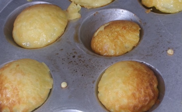Cách làm bánh khọt nước cốt dừa miền Tây giòn rụm, thơm ngon-6