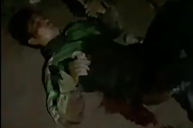 Vụ tài xế GrabBike bị đâm 6 nhát nguy kịch, cướp xe máy trong đêm: Nghi phạm còn lại ra đầu thú-2