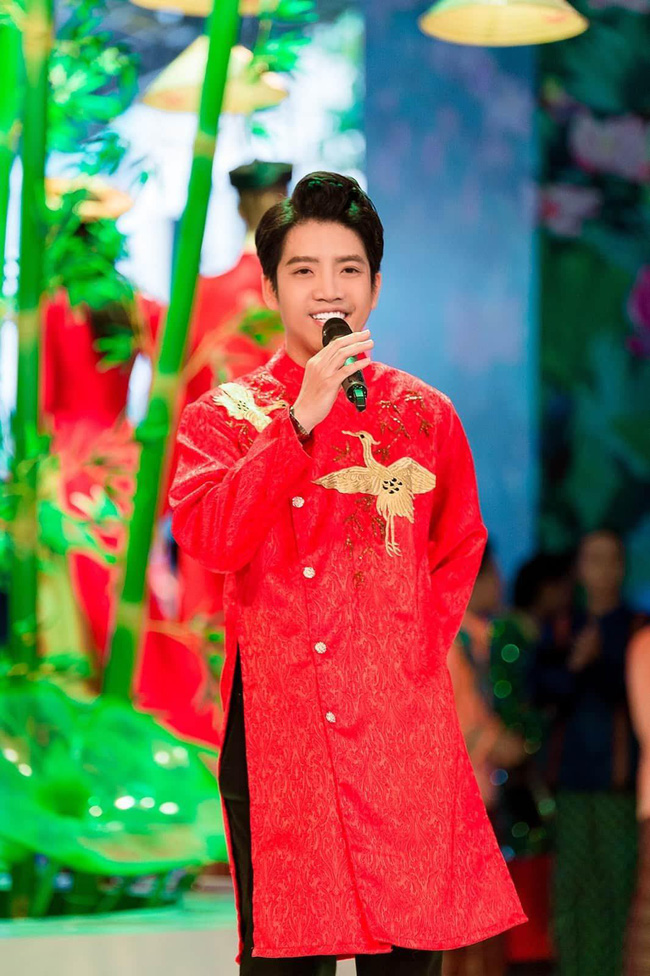 Nam MC 30 tuổi quỳ gối xin mẹ đừng ngủ chung thấy có lỗi khi mẹ bị chỉ trích: Ngủ chung với mẹ, Hiếu chỉ gãi lưng và đấm bóp chân thôi”-4