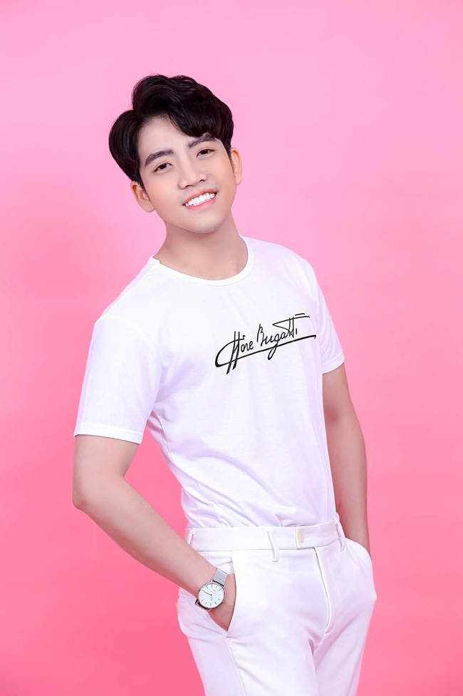 Nam MC 30 tuổi quỳ gối xin mẹ đừng ngủ chung thấy có lỗi khi mẹ bị chỉ trích: Ngủ chung với mẹ, Hiếu chỉ gãi lưng và đấm bóp chân thôi”-5