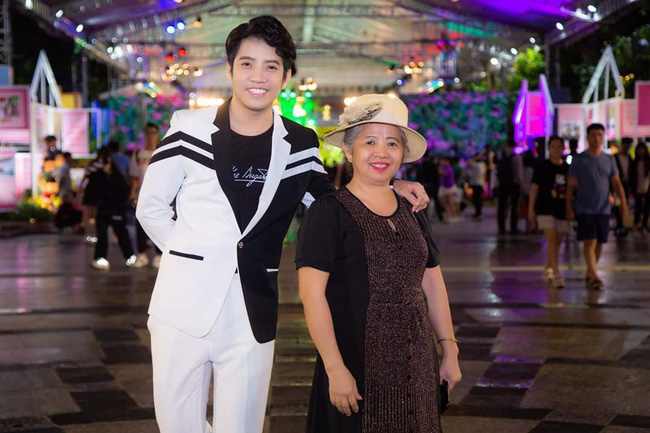 Nam MC 30 tuổi quỳ gối xin mẹ đừng ngủ chung thấy có lỗi khi mẹ bị chỉ trích: Ngủ chung với mẹ, Hiếu chỉ gãi lưng và đấm bóp chân thôi”-3