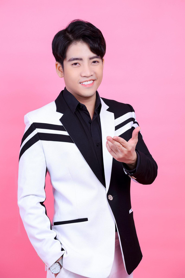 Nam MC 30 tuổi quỳ gối xin mẹ đừng ngủ chung thấy có lỗi khi mẹ bị chỉ trích: Ngủ chung với mẹ, Hiếu chỉ gãi lưng và đấm bóp chân thôi”-7