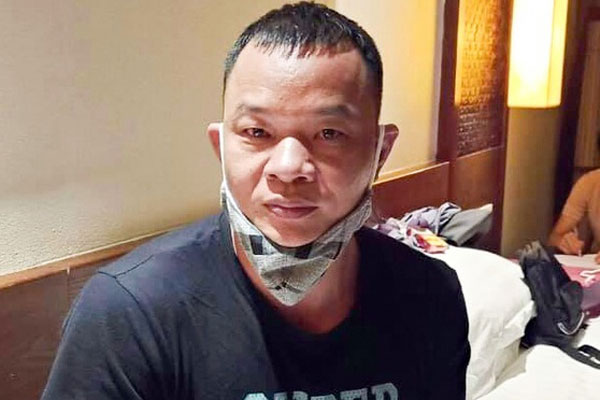 Xe ô tô bất ngờ bốc cháy dữ dội đúng lúc đang lùi vào đổ xăng-4