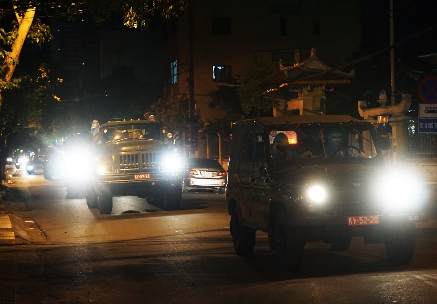 Quân đội huy động xe đặc chủng khử trùng 2 bệnh viện ở Đà Nẵng trong đêm-1