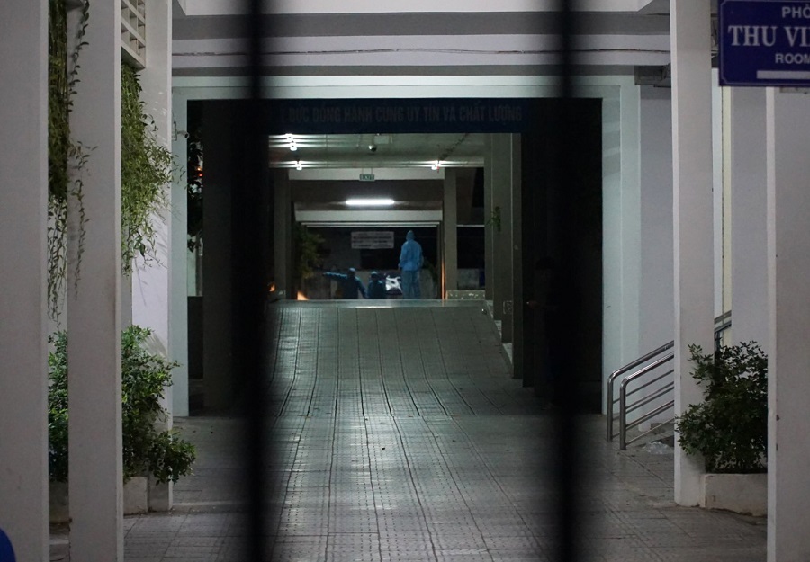 Quân đội huy động xe đặc chủng khử trùng 2 bệnh viện ở Đà Nẵng trong đêm-11