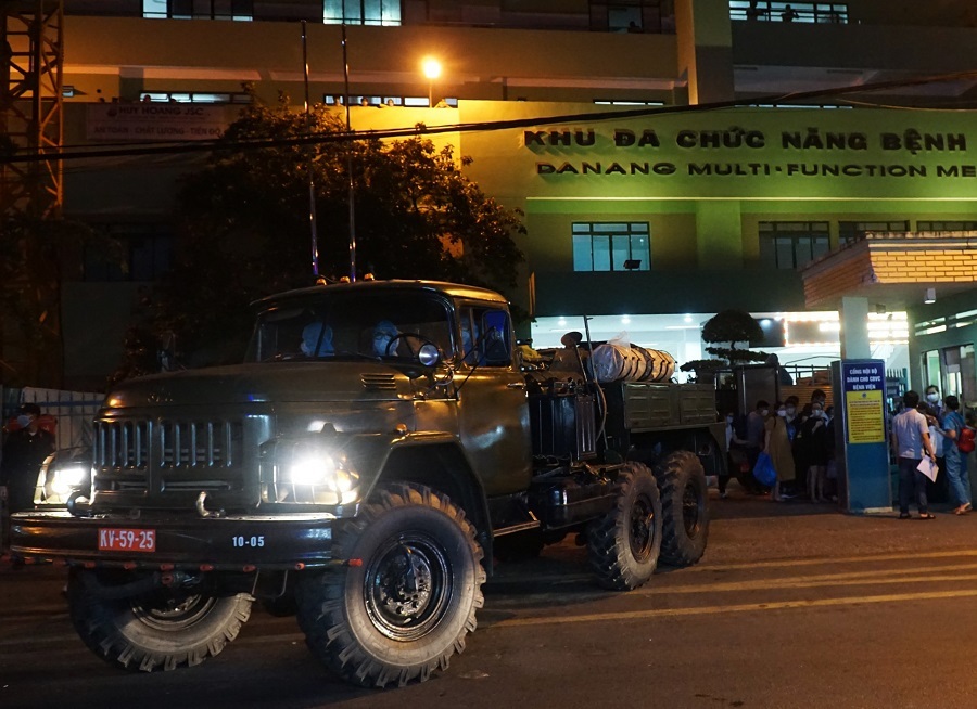 Quân đội huy động xe đặc chủng khử trùng 2 bệnh viện ở Đà Nẵng trong đêm-2