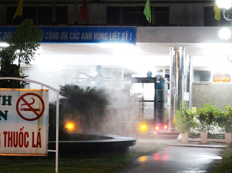 Quân đội huy động xe đặc chủng khử trùng 2 bệnh viện ở Đà Nẵng trong đêm-4