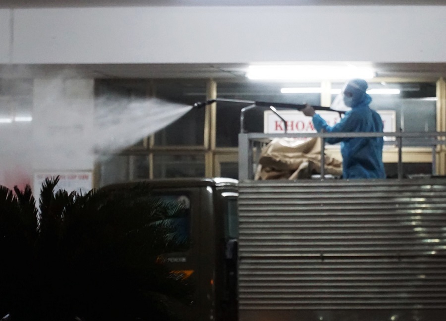 Quân đội huy động xe đặc chủng khử trùng 2 bệnh viện ở Đà Nẵng trong đêm-5