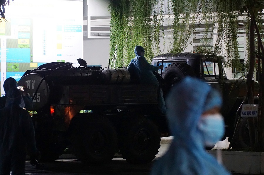 Quân đội huy động xe đặc chủng khử trùng 2 bệnh viện ở Đà Nẵng trong đêm-7
