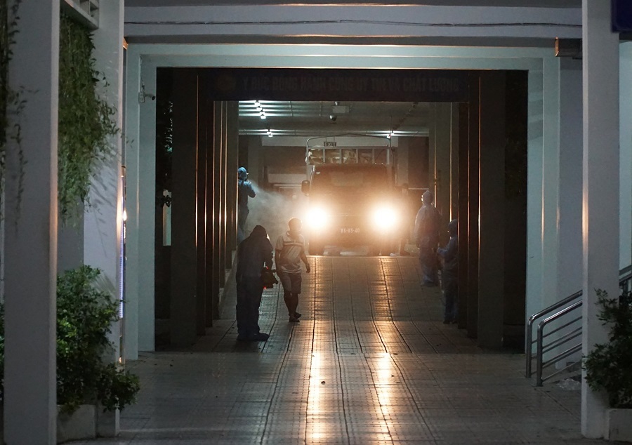 Quân đội huy động xe đặc chủng khử trùng 2 bệnh viện ở Đà Nẵng trong đêm-8