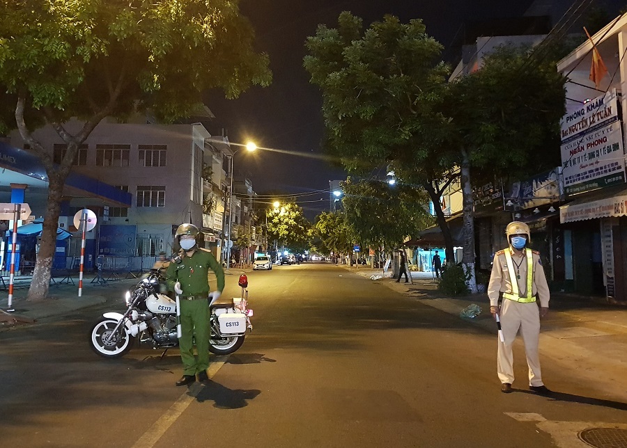 Quân đội huy động xe đặc chủng khử trùng 2 bệnh viện ở Đà Nẵng trong đêm-9