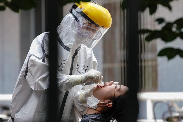 Lo ngại về làn sóng dịch COVID-19 mới, các nước châu Âu thắt chặt kiểm soát-4