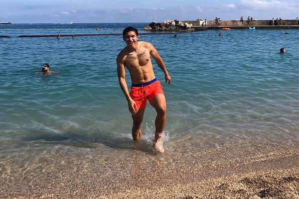 NÓNG: Những hình ảnh hiếm hoi của Văn Hậu mặc trang phục bảo hộ kín mít trên chuyến bay đặc biệt trở về Việt Nam-7