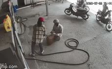 Clip: Bà cô nhặt được của rơi nhưng không chịu trả lại, khi bị bóc mẽ thì ném đồ ra giữa đường rồi la làng, vu cho người làm mất là đồ ăn cắp!?-3