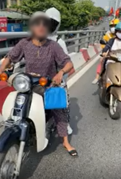 Clip: Bà cô nhặt được của rơi nhưng không chịu trả lại, khi bị bóc mẽ thì ném đồ ra giữa đường rồi la làng, vu cho người làm mất là đồ ăn cắp!?-2