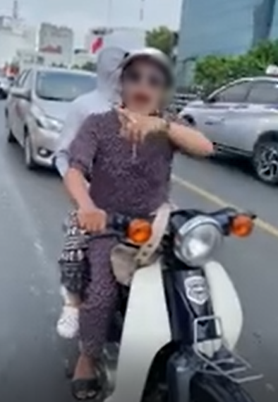 Clip: Bà cô nhặt được của rơi nhưng không chịu trả lại, khi bị bóc mẽ thì ném đồ ra giữa đường rồi la làng, vu cho người làm mất là đồ ăn cắp!?-1