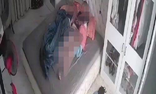 Để con rúc đầu vào váy khi thử đồ, chạm phần nhạy cảm, mẹ trẻ khiến dân mạng bức xúc-1