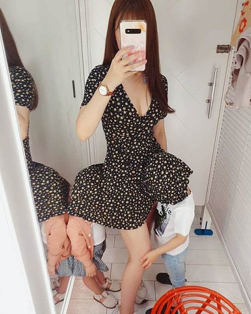 Để con rúc đầu vào váy khi thử đồ, chạm phần nhạy cảm, mẹ trẻ khiến dân mạng bức xúc-2