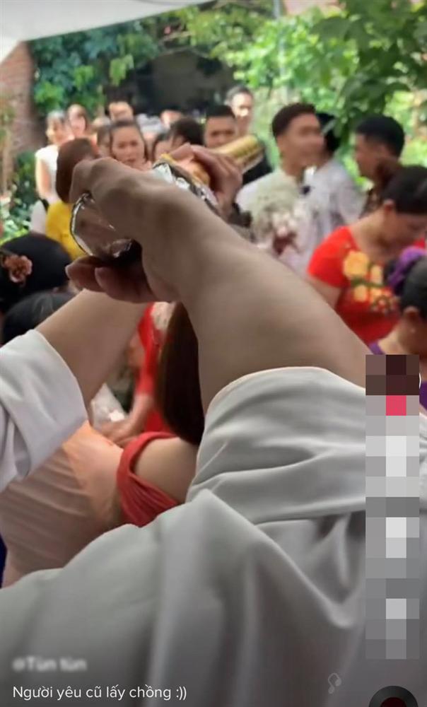 Chú rể hân hoan rước dâu vào nhà làm lễ thì điếng người với màn chào hỏi của nhân vật giấu mặt mà dân mạng đồn đoán là người yêu cũ cô dâu”-1