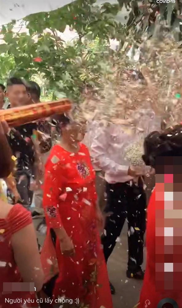 Chú rể hân hoan rước dâu vào nhà làm lễ thì điếng người với màn chào hỏi của nhân vật giấu mặt mà dân mạng đồn đoán là người yêu cũ cô dâu”-2