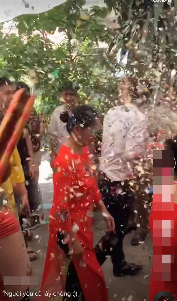 Chú rể hân hoan rước dâu vào nhà làm lễ thì điếng người với màn chào hỏi của nhân vật giấu mặt mà dân mạng đồn đoán là người yêu cũ cô dâu”-3