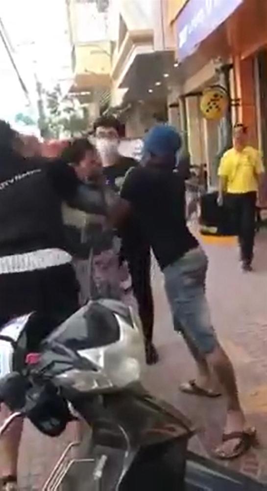 Con gái bị nhóm người đánh ghen dã man ngay tại nơi làm việc, mẹ lao vào bảo vệ cũng bị hành hung khiến nhiều người xôn xao-1