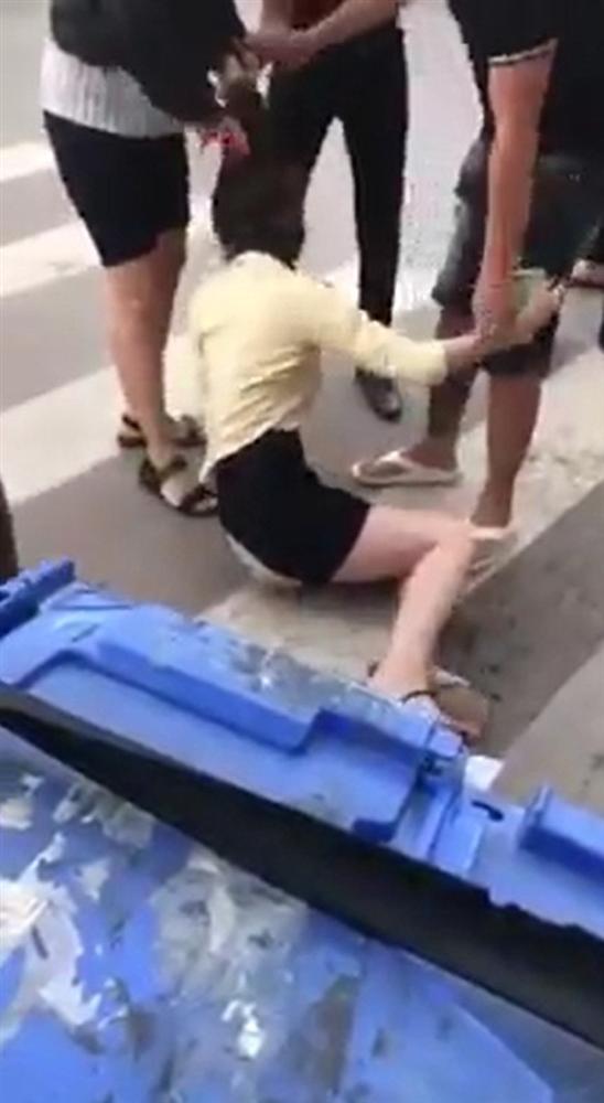 Con gái bị nhóm người đánh ghen dã man ngay tại nơi làm việc, mẹ lao vào bảo vệ cũng bị hành hung khiến nhiều người xôn xao-2