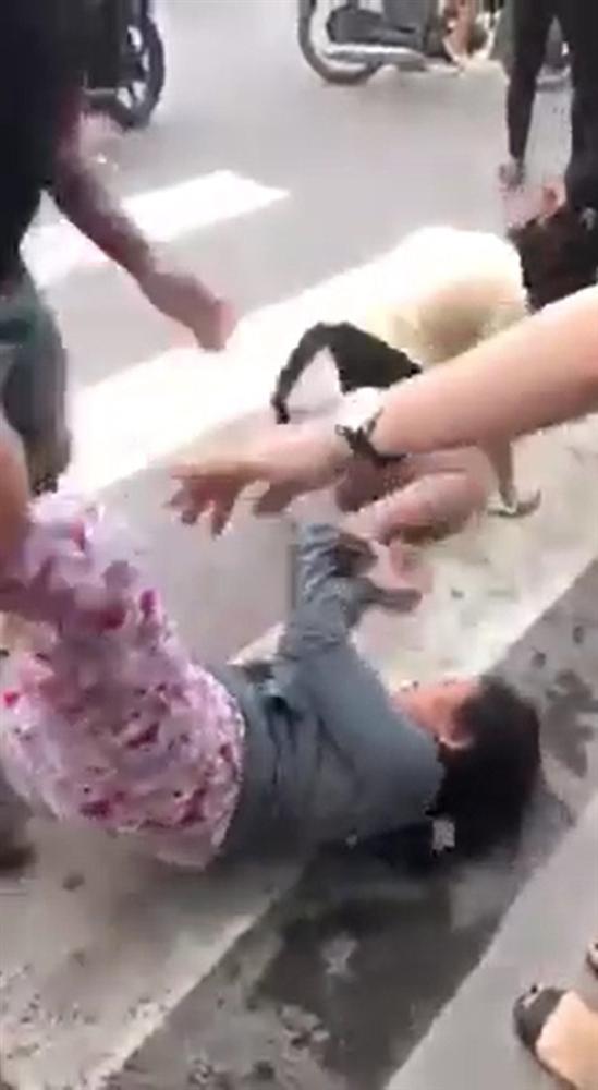 Con gái bị nhóm người đánh ghen dã man ngay tại nơi làm việc, mẹ lao vào bảo vệ cũng bị hành hung khiến nhiều người xôn xao-5