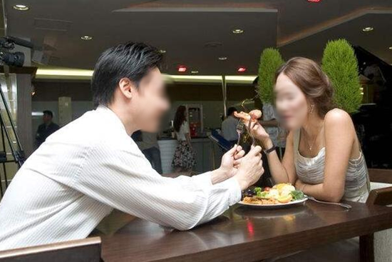 Tình huống khó ngờ của cô gái 29 tuổi đi xem mắt: Bị đưa ra 1 