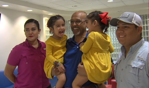 Ca sinh ba độc nhất thế giới, 2 bé dính liền giống Trúc Nhi - Diệu Nhi sau 4 năm-7