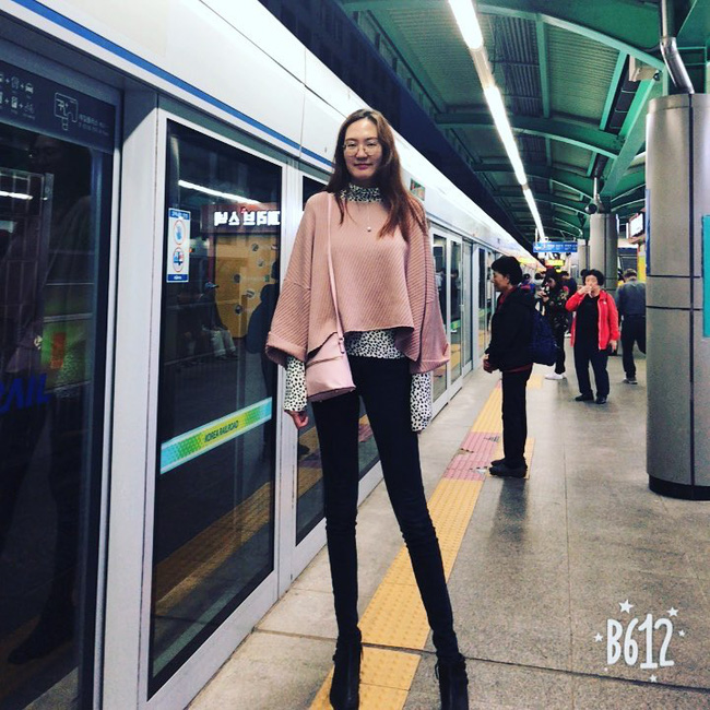 Cô gái có đôi chân dài nhất thế giới: Lùng sục khắp nơi mới mua được quần áo nhưng vẫn thích đi giày cao gót để khoe chân dài miên man-9