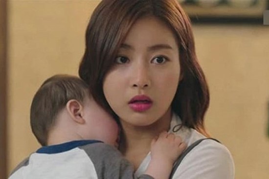 Bị đuổi khỏi nhà, không có chỗ dung thân, hai mẹ con tôi chạy đến nhà bạn thân ngủ nhờ và cái kết khiến tôi chết lặng